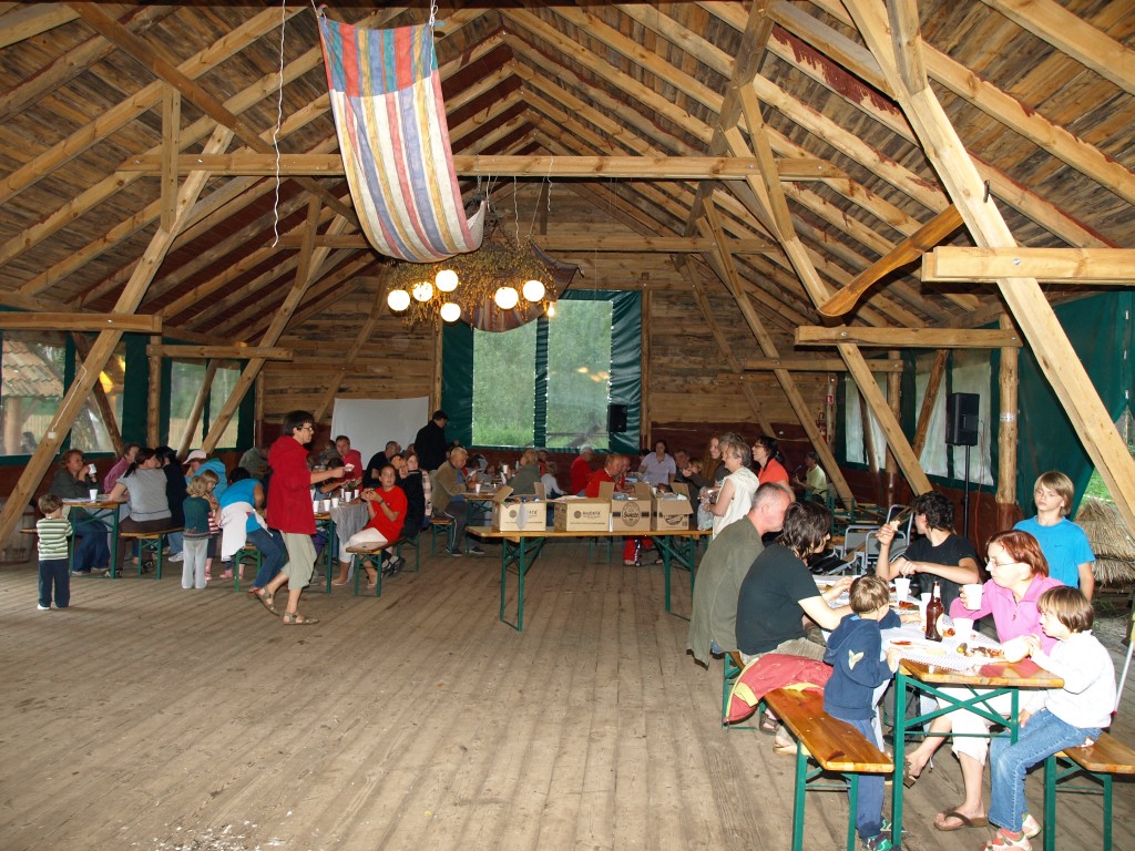 wiata zwana stodołą - widok od środka